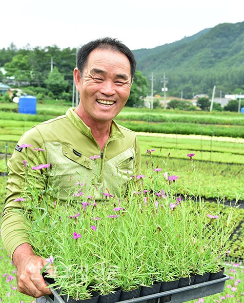 [농장탐방] 내가 번식시킨 식물만 유통시킨다 < 트렌드 < 함께가드닝 < 기사본문 - 월간가드닝 [농장탐방] 내가 번식시킨 식물만 유통시킨다